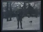 Sven Morthensen (senare Otterbeck)  och en hund ute på familjens tomt. Villa Solveden, Djursholm.