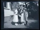 Barnen Elsa, Gudrun, Sven och Birger med en hundvalp. Utanför familjen Morthensens villa Solveden, Djursholm.