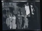 Familjen Morthensen porträtterad utanför hemmet villa Solveden, Djursholm.