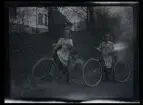 Elsa och Gudrun med sin cyklar framför familjen Morthensens villa Solveden, Djursholm.