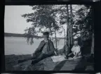 Leonarth Morthensen och en av döttrarna har picknick vid vattnet.