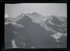 Fotografier tagna under en resa Elin och Leonarth gör 1907 till Schweiz, med tåg via Danmark och Tyskland. Platser som besöks på resan är bl.a. Lauterbrunnen, Luzern och Bern.