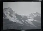Fotografier tagna under en resa Elin och Leonarth gör 1907 till Schweiz, med tåg via Danmark och Tyskland. Platser som besöks på resan är bl.a. Lauterbrunnen, Luzern och Bern.