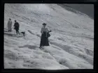Elin poserar i snön under en vandring i alperna.
Fotografier tagna under en resa Elin och Leonarth gör 1907 till Schweiz, med tåg via Danmark och Tyskland. Platser som besöks på resan är bl.a. Lauterbrunnen, Luzern och Bern.