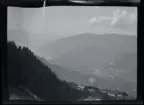 Fotografier tagna under en resa Elin och Leonarth gör 1907 till Schweiz, med tåg via Danmark och Tyskland. Platser som besöks på resan är bl.a. Lauterbrunnen, Luzern och Bern.