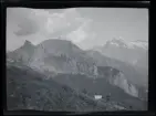 Fotografier tagna under en resa Elin och Leonarth gör 1907 till Schweiz, med tåg via Danmark och Tyskland. Platser som besöks på resan är bl.a. Lauterbrunnen, Luzern och Bern.