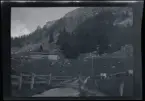 Fotografier tagna under en resa Elin och Leonarth gör 1907 till Schweiz, med tåg via Danmark och Tyskland. Platser som besöks på resan är bl.a. Lauterbrunnen, Luzern och Bern.