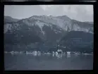 Fotografier tagna under en resa Elin och Leonarth gör 1907 till Schweiz, med tåg via Danmark och Tyskland. Platser som besöks på resan är bl.a. Lauterbrunnen, Luzern och Bern.