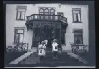 Syskonen Sven, Elsa och Gudrung på trappan till  familjen Morthensens villa Solveden, Djursholm.