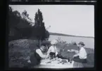Picknick vid vattnet.