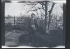 Leonarth i trädgården till familjen Morthensens villa Solveden, Djursholm.