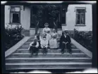 Elin Morthensen (född Anrep) med sina barn och föräldrar, porträtterade på trappen till  familjen Morthensens villa Solveden, Djursholm.