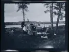 Picknick vid vattnet.
