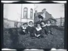 Elin Morthensen (född Anrep) med de fem barnen. Utanför familjen Morthensens villa Solveden, Djursholm.