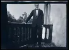 Sven Morthensen porträtterad finklädd på balkongen till familjen Morthensens villa Solveden, Djursholm.