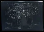 Porträtt av Sven Morthensen (senare Otterbeck)  framför ett blommande träd.