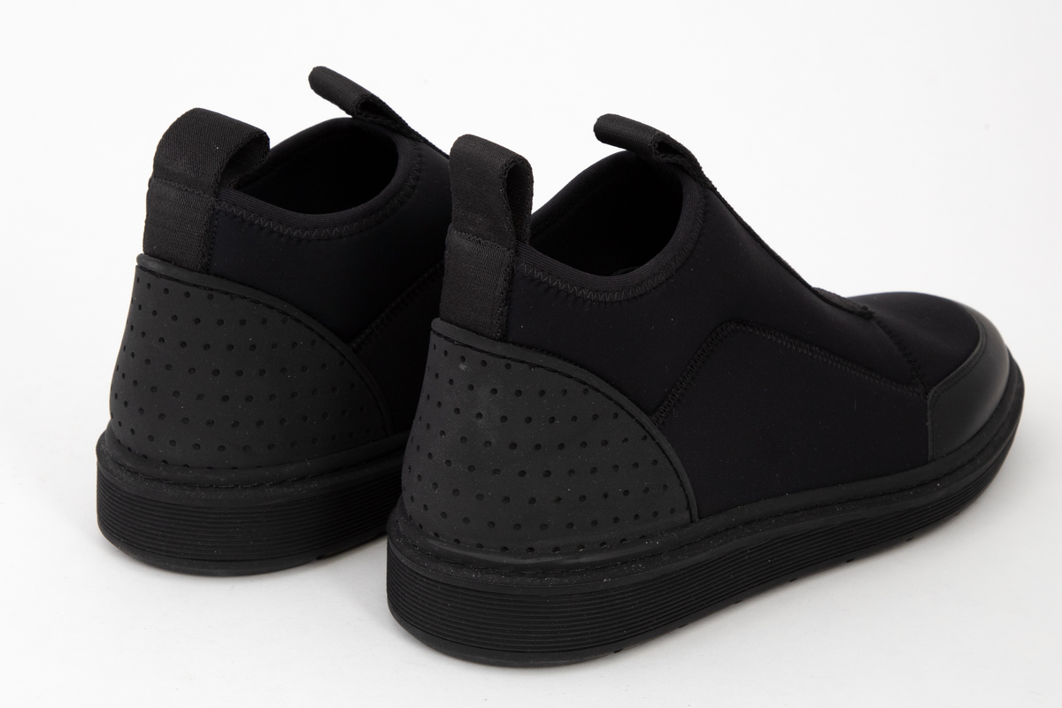 Herresko i svart neopren og gummi, avrundet foran og med påsydd bånd med hempe midt foran og bak, foran med innvevd logo: WANG. Kraftig profilert såle med bokstavene WA etter hverandre.