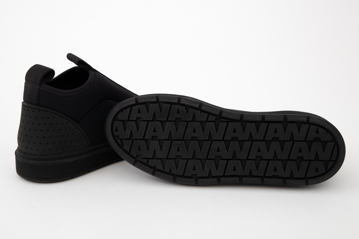 Herresko i svart neopren og gummi, avrundet foran og med påsydd bånd med hempe midt foran og bak, foran med innvevd logo: WANG. Kraftig profilert såle med bokstavene WA etter hverandre.
