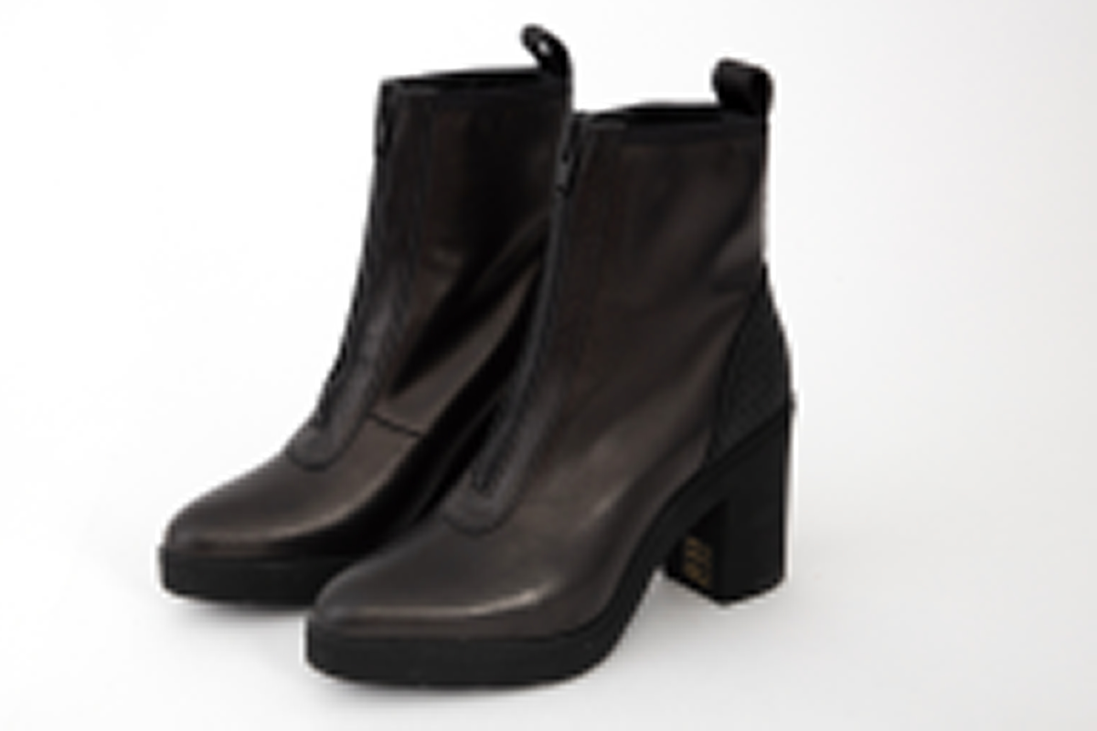 Ankelhøye damestøvletter i svart skinn med kraftig, svart glidelås midt foran. På baksiden påsydd bånd med hempe øverst og innvevd logo: WANG. Kraftig, kantete hæl og profilert såle med bokstavene WA etter hverandre.