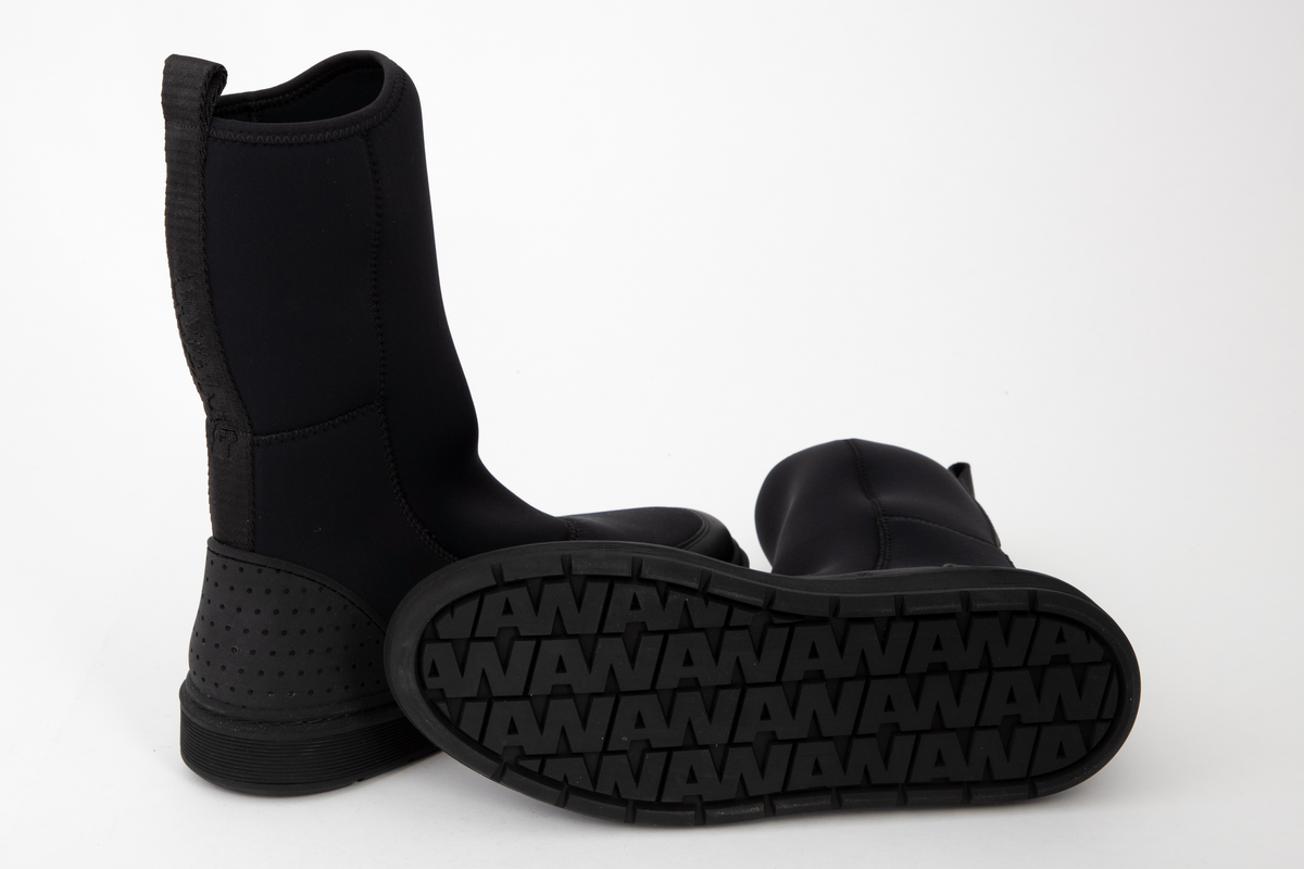 Ankelhøye herrestøvler i svart neopren og gummi, avrundet foran og med påsydd bånd med hempe og innvevd logo bak: WANG. Kraftig profilert såle med bokstavene WA etter hverandre.