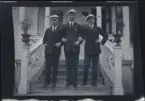 De tre bröderna Morthensen, Sven (mitten) Birger och Gunnar arm i arm på trappen till familjens villa Solveden. Alla bär studentmössor.