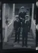 De tre bröderna Morthensen, Sven (mitten) Birger och Gunnar på trappen till familjens villa Solveden. Alla bär studentmössor.