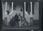 Ett sällskap sitter på trappan till  familjen Morthensens villa Solveden, Djursholm. Elin Morhensen (född Anrep) överst t.h.