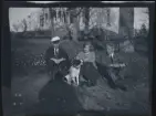Tre av syskonen med en hund, utanför familjen Morthensens villa Solveden, Djursholm.
