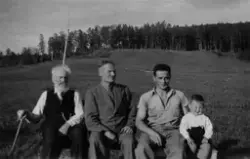 Fire generasjoner feirer Ole Iver Stefanussens 95-årsdag. Bi