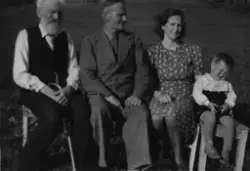 Familiebilde under Ole Iver Stefanussens 95-årsdag. Bildet v