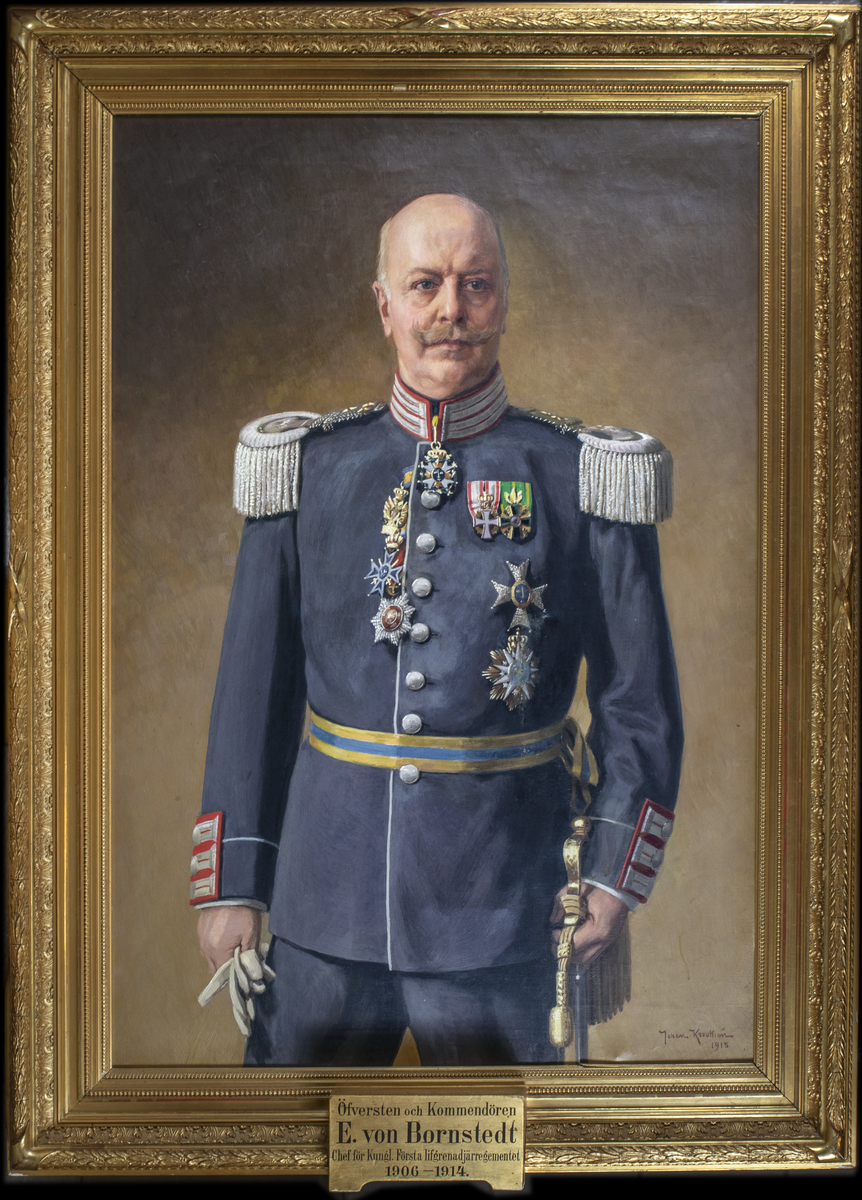 Porträttmålning i ram.
Rektangulär oljemålning på duk med en profilerad guldfärgad ram. Målningen visar en man i halvfigur. Han är klädd i militära kläder och utmärkelser och håller ett par handskar i den ena handen och en sabel i den andra. Runt midjan har han ett band i gult och blått. På överdelen av rocken sitter flera medaljer och ett par ordnar. På axlarna sitter epåletter med fransar. Bakgrunden är gul-bruntonad.
Tavlan föreställer översten och kommendören E. von Bornstedt, vilket framgår av plaketten på ramens nedre del:  "Öfversten och Kommendören E. von Bornstedt. Chef för Kungl. Första lifgrenadjärregementet 1906-1914."
Tavlan är signerad av Johan Krouthén, 1915.