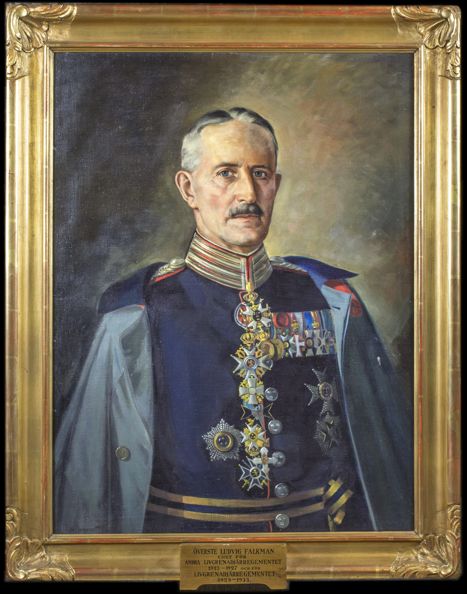 Oljemålning föreställande Ludvig Falkman
Överste och chef för Kungl. Andra livgrenadjärregementet från 1923, senare chef för Kungl. Livgrenadjärregementet 1928 – 1933.

Guldfärgad träram 

(Falkman, Patrik Ludvig Teodor 1876 – 1954)