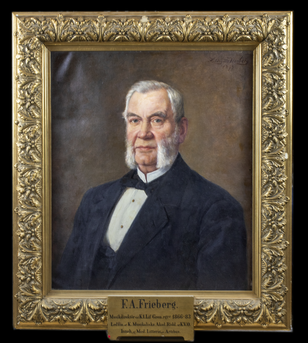 Målning föreställande F.A. Frieberg "Musikdirektör Vid K.1. Lif Gren.rgtet. 1866-1883 Ledam. Af K. Musikaliska Akad. Ridd. afK.V.O. Inneh. Af Med. Litteris et Artibus""
Förgylld ram 

(Frans Alfred Frieberg 1822-1913)