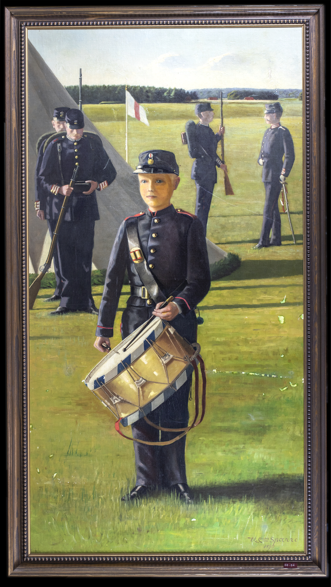 Föreställer en pojke i uniform spelandes på marschtrumma. I bakgrunden syns 4 soldater, ett tält samt Stångebro kompaniflagga.