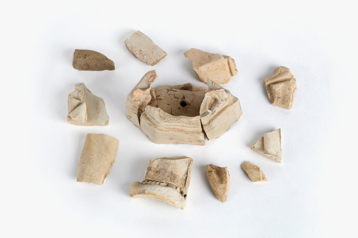 Totalt 15 fragment med vitbränd lera, troligen från en eller flera skulpturer/statyetter. Ett fragment föreställer bl.a en fot som sticker fram under en klädedräkt. Enl. E Regner SHM det enda kända exemplet av denna typ i cistercienskisk miljö.