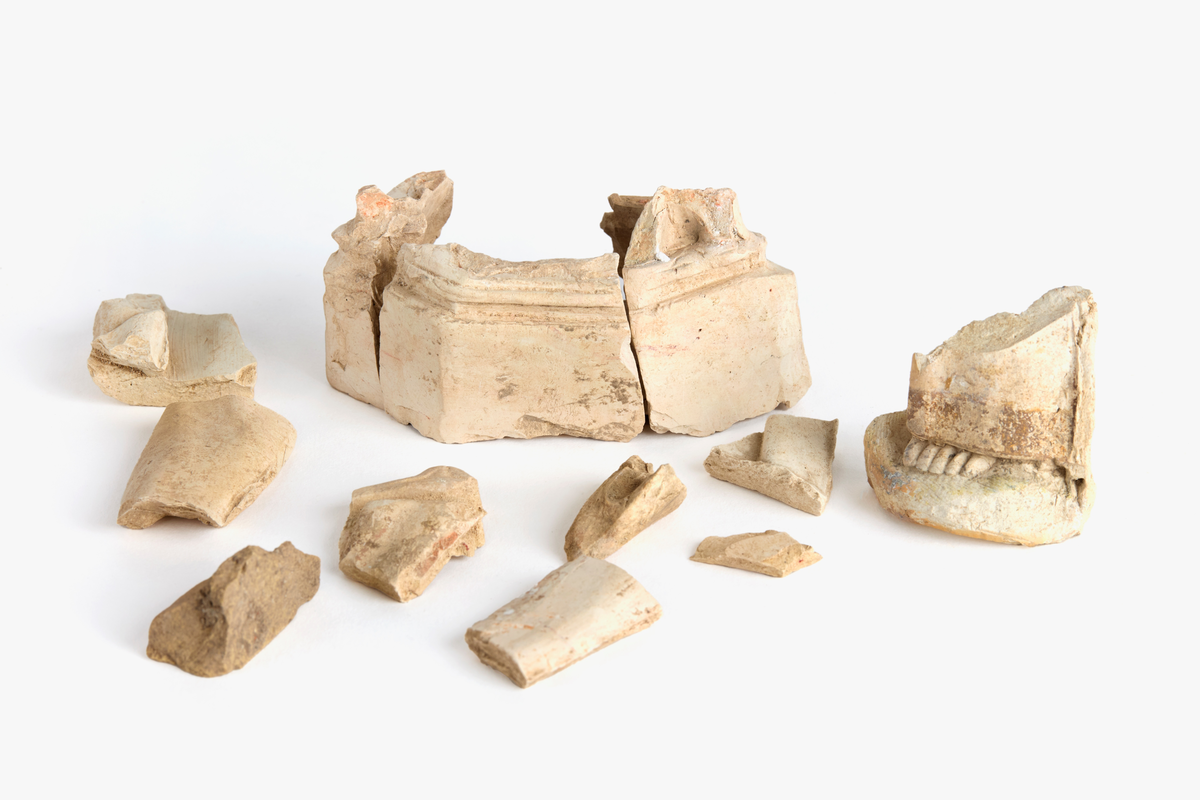 Totalt 15 fragment med vitbränd lera, troligen från en eller flera skulpturer/statyetter. Ett fragment föreställer bl.a en fot som sticker fram under en klädedräkt. Enl. E Regner SHM det enda kända exemplet av denna typ i cistercienskisk miljö.