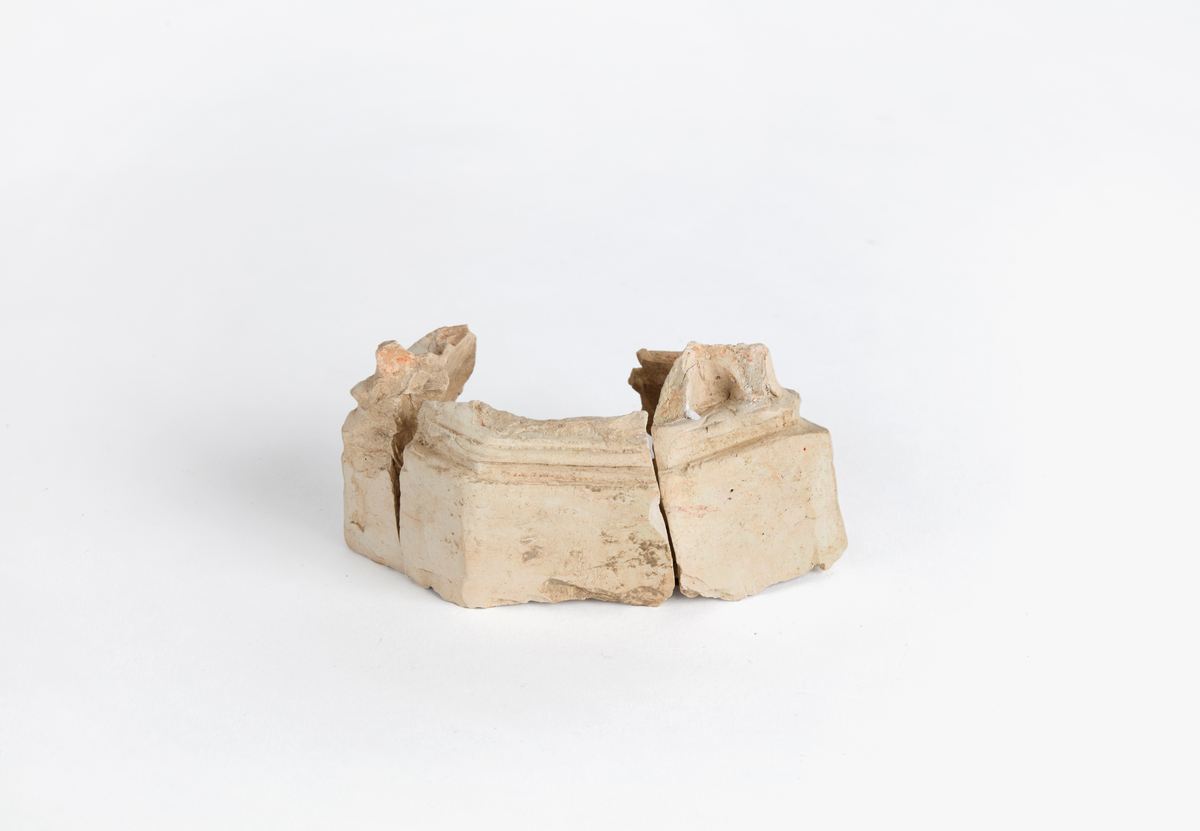 Totalt 15 fragment med vitbränd lera, troligen från en eller flera skulpturer/statyetter. Ett fragment föreställer bl.a en fot som sticker fram under en klädedräkt. Enl. E Regner SHM det enda kända exemplet av denna typ i cistercienskisk miljö.