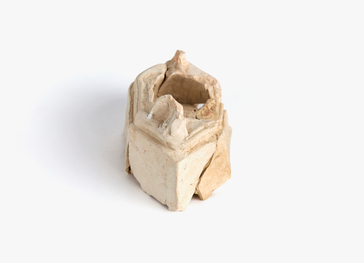 Totalt 15 fragment med vitbränd lera, troligen från en eller flera skulpturer/statyetter. Ett fragment föreställer bl.a en fot som sticker fram under en klädedräkt. Enl. E Regner SHM det enda kända exemplet av denna typ i cistercienskisk miljö.