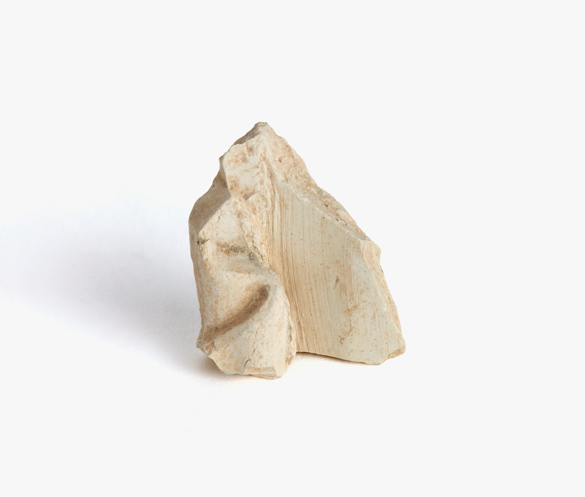 Totalt 15 fragment med vitbränd lera, troligen från en eller flera skulpturer/statyetter. Ett fragment föreställer bl.a en fot som sticker fram under en klädedräkt. Enl. E Regner SHM det enda kända exemplet av denna typ i cistercienskisk miljö.