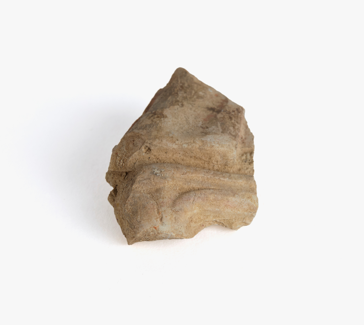 Totalt 15 fragment med vitbränd lera, troligen från en eller flera skulpturer/statyetter. Ett fragment föreställer bl.a en fot som sticker fram under en klädedräkt. Enl. E Regner SHM det enda kända exemplet av denna typ i cistercienskisk miljö.