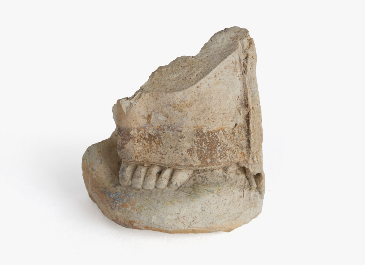 Totalt 15 fragment med vitbränd lera, troligen från en eller flera skulpturer/statyetter. Ett fragment föreställer bl.a en fot som sticker fram under en klädedräkt. Enl. E Regner SHM det enda kända exemplet av denna typ i cistercienskisk miljö.