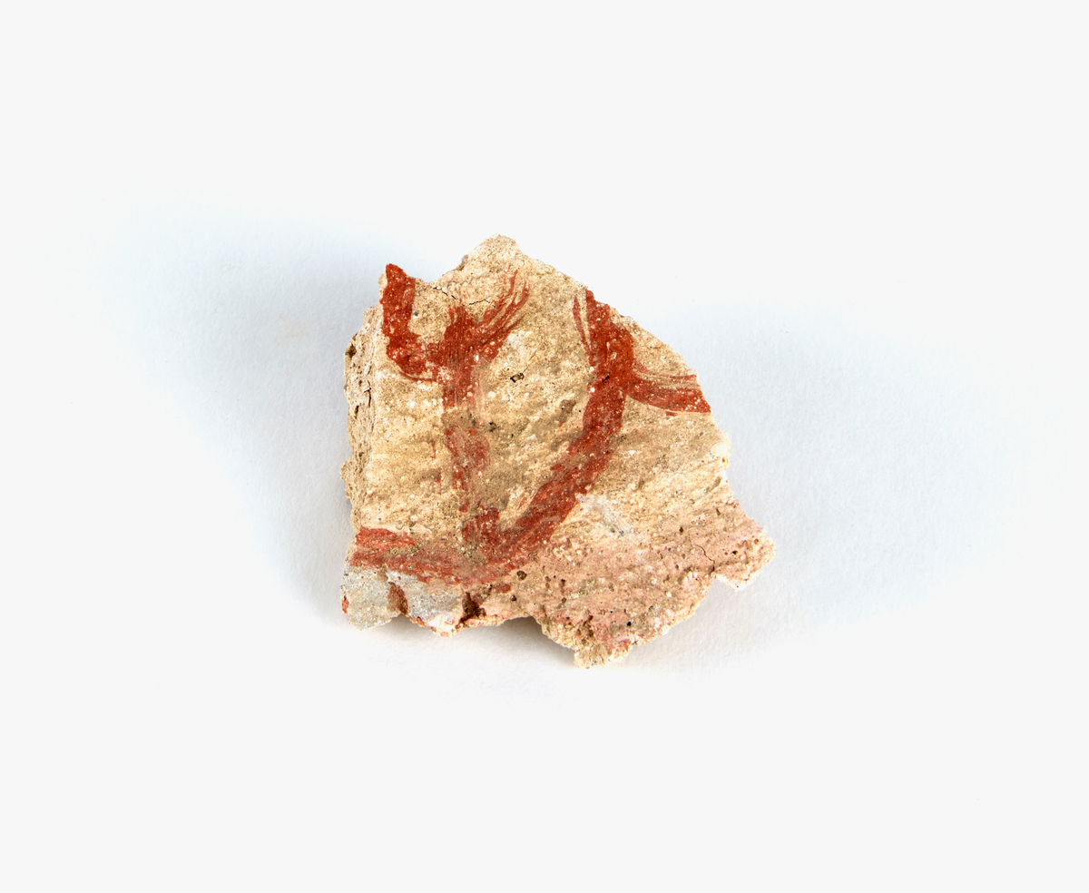 En samling av fragment av målad puts och bruk med kalkputs och bemålning. 17 fyndaskar med fragment i olika storlekar.

Fyndask 1: Totalt 13 fragment med röd och vit färg, en ser ut att ha träavtryck (varit fäst mot ett trästycke).

Fyndask 2: Totalt 7 fragment alla utom en har röd och vit färg, endast en med gråaktig obehandlad puts. 

Fyndask 3: Totalt 1 större fragment med röd och vit färg på enda sidan.

Fyndask 4: Totalt 4 fragment alla utom en med röd och vit färg, endast en med vit puts. 

Fyndask 5: Totalt 3 fragment med röd och vit färg, varav en är sotig. 

Fyndask 6: Totalt 3 fragment med röd och vit färg, en mycket tydlig medan de andra två mer diffusa. 

Fyndask 7:  Totalt 27 fragment, 24 av dessa är bemålade med röd och vit färg, 3  fragment med gråaktig obehandlad puts. 

Fyndask 8: Totalt 5 fragment, varav 4 större och en mycket liten. Alla större fragment med olika karaktär. En med vit kalkbruk och utan putsad yta, en annan med svart och röd putsad yta. Det tredje fragmentet har lite rödfärgad puts bevarad och på andra sidan ser det ut att ha träavtryck (varit fäst mot ett trästycke). Det fjärde fragmentet har en mer brungrå nyans. I fyndasken låg en lapp med text N. om V. portalen. 

Fyndask 9: Totalt 13 fragment, varav ett större fragment med svart och rödmålad puts. Ett annat fragment med svart och vitmålad puts, det tredje fragmentet har endast svartmålad puts. Sedan finns tre rödmålande putsfragment, samt tre fragment med röda linjer. Fyra fragment är ytterst små och intetsägande.

Fyndask 10: Totalt 9 fragment samt smådelar varav två har rött färgfragment. Det största fragmentet samt fyra andra är svart- och rödmålat. Tre putsfragment har röda linjer.
 
Fyndask 11: Totalt 1 fragment med röda linjer samt en mindre del med blågråa linjer. 

Fyndask 12: Totalt 1 fragment med blågrå rundad linje samt samt en mindre punkt eller koncentration nedanför.  

Fyndask 13: Totalt 5 fragment varav två med rödmålad puts. De andra tre har linjer. 

Fyndask 14: Totalt 1 fragment med vit och rödmålad puts, med flertal linjer som eventuellt kan vara del av en bokstav.
 
Fyndask 15: Totalt 1 fragment med vit och svartmålad puts, med flertal linjer som eventuellt kan vara del av en större figur. Ena delen syns en större koncentration som skulle kunna vara en fågel. 

Fyndask 16: Totalt 1 fragment med vit och rödmålad puts, med flertal rundade linjer som eventuellt kan vara del av växtlig dekor.

Fyndask 17: Totalt 1 fragment med rödmålad puts, med en vit linje.