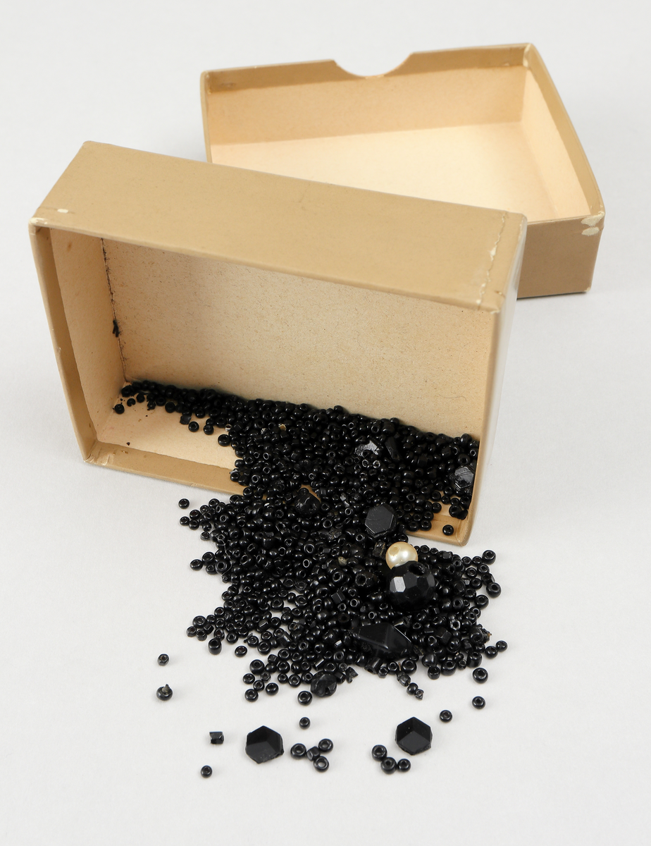 Armband och smyckesdelar/pärlor av stenkol.
Inskrivet i huvudbok 1936.