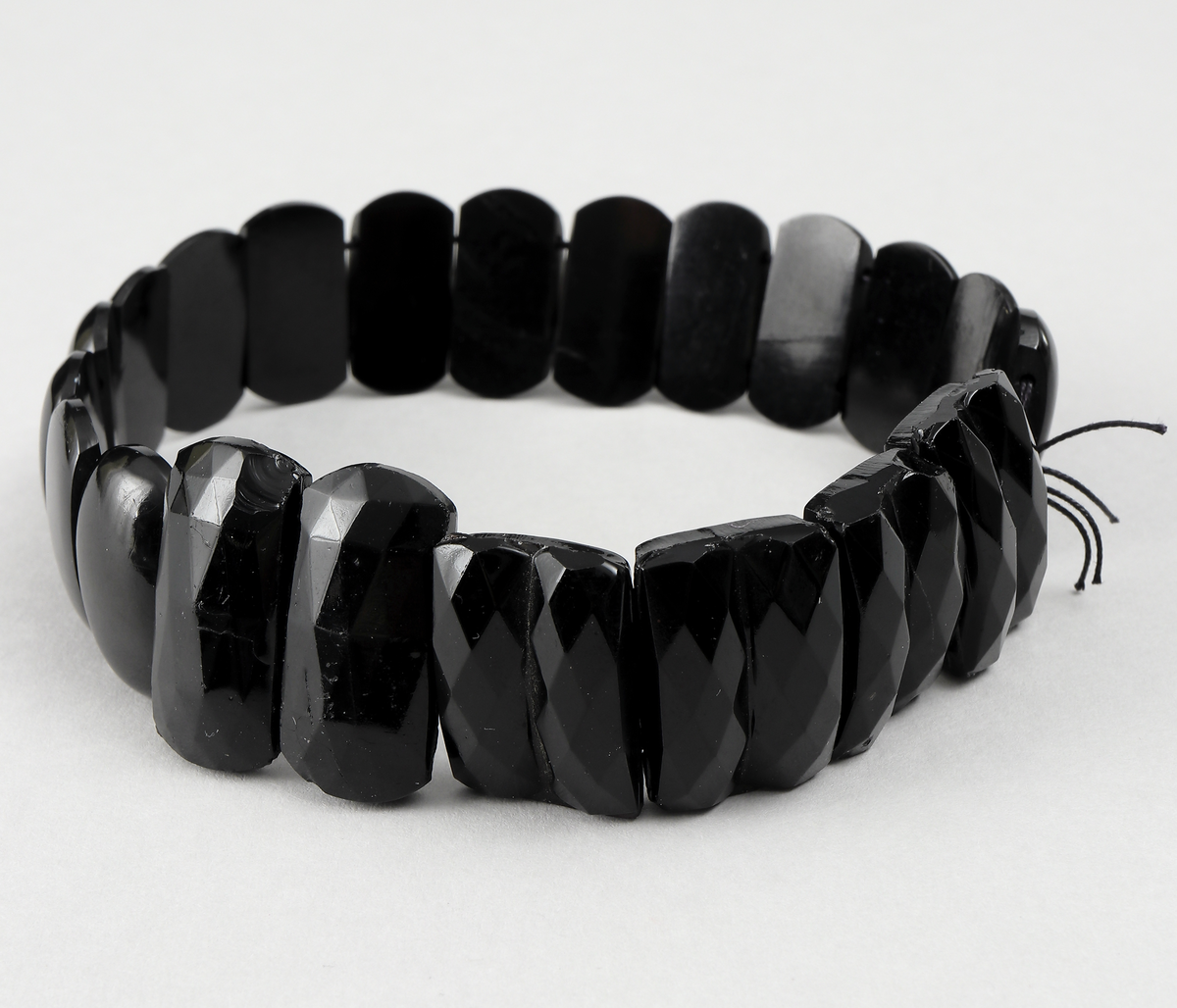 Armband och smyckesdelar/pärlor av stenkol.
Inskrivet i huvudbok 1936.