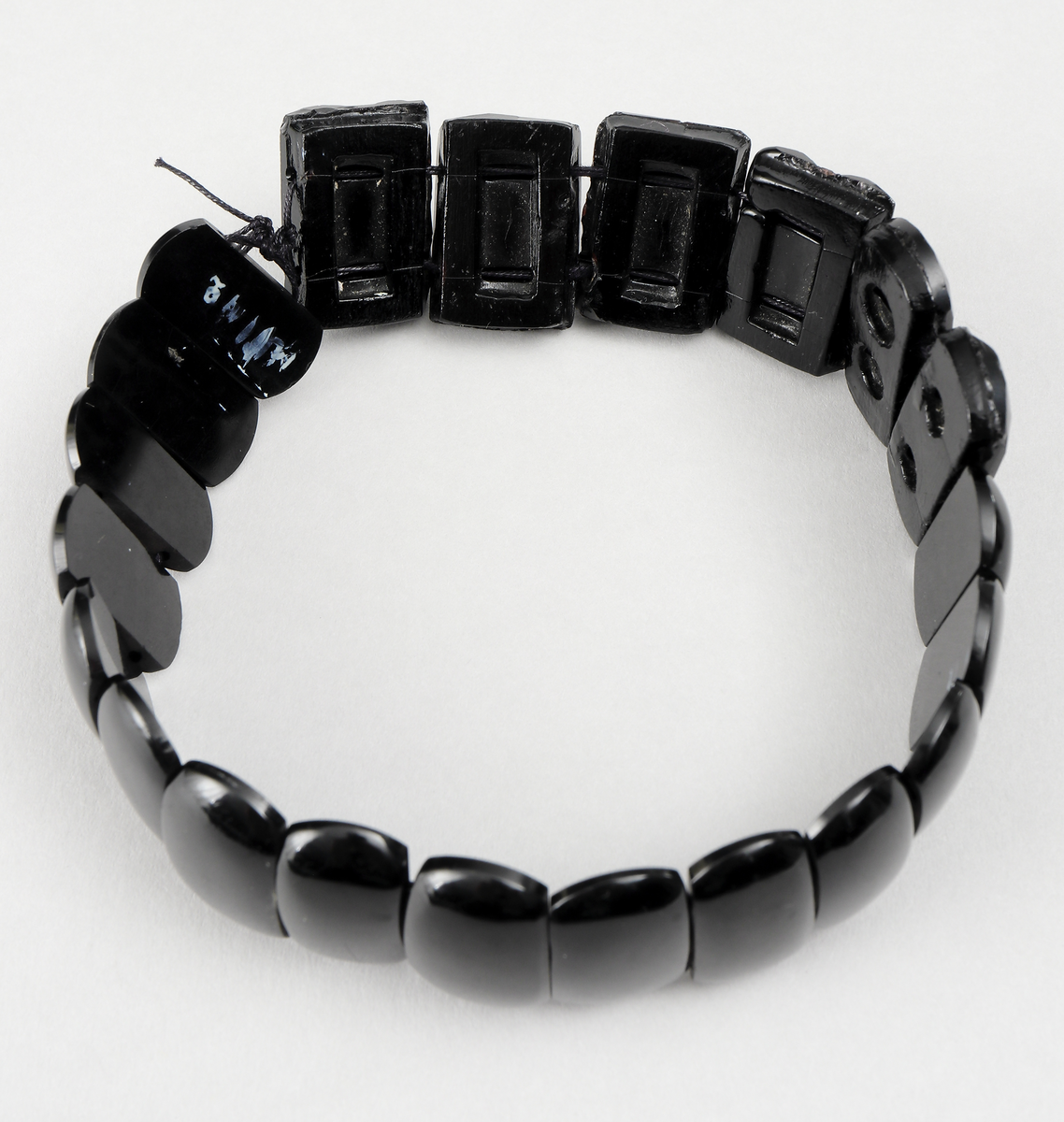 Armband och smyckesdelar/pärlor av stenkol.
Inskrivet i huvudbok 1936.