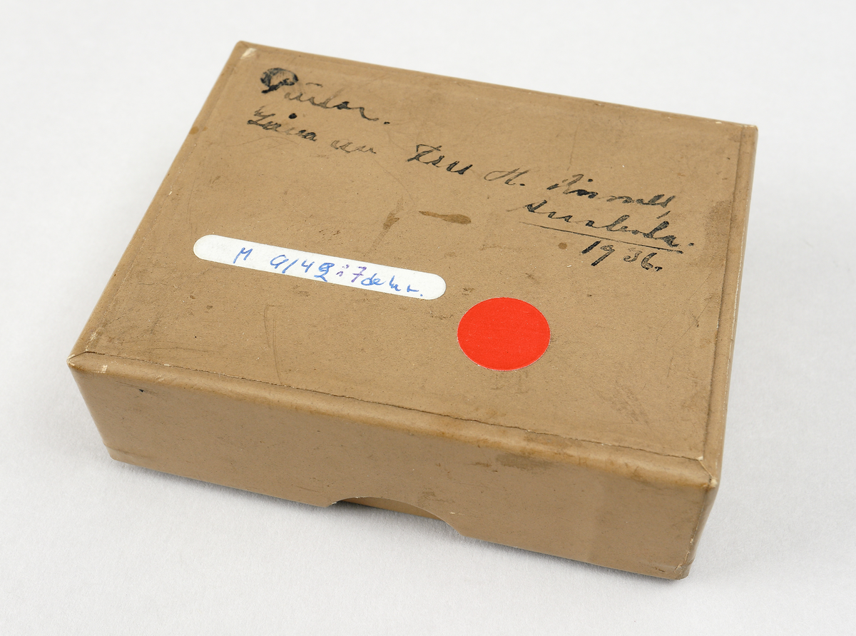 Armband och smyckesdelar/pärlor av stenkol.
Inskrivet i huvudbok 1936.