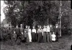 Nårunga.  Från vänster: Einar Benjaminsson, Benjamin Andersson, Fridolf Benjaminsson med Rudolf och Frithiof Benjaminsson framför, okänd, Betty Benjaminsson, resten okända.