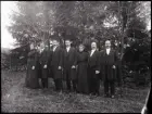 Nårunga. Syskonen Lotten, Rickard, Gottfrid, Oskar, Betty, Fridolf och Axel Benjaminsson på deras far Benjamin Anderssons begravning år 1914