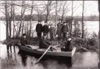 Nårunga. Frithiof Hallhagen (Benjaminsson) vid årorna, brodern Einar till höger i båten. Rudolf Hallhagen (Benjaminsson) till vänster på stranden med bröderna Åke och Arne till höger. ca 1918