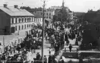 Vykort med karnevalståget på Oxtorgsgatan i samband med barnens dag i Söderhamn år 1906.